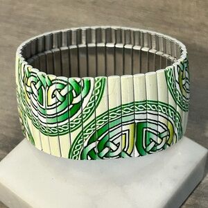 Solvar Celtic Irish knot wide panel stretch bracelet enamel finish #121 Sz 6.75